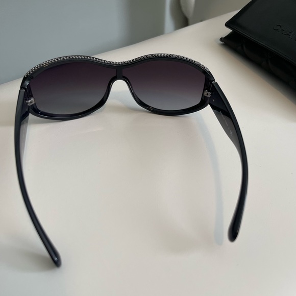 Chanel shield sunglasses with silver chain link - Picture 9 of 12